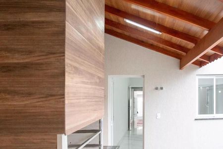 Casa à venda com 183m², 3 quartos e 4 vagasParedes brancas e teto de madeira com iluminação adequada, com uma janela pequena e um armário de madeira.