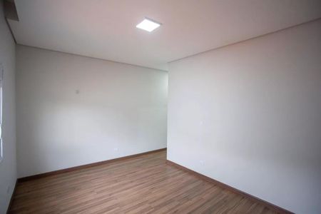 Casa à venda com 183m², 3 quartos e 4 vagasSala com piso de madeira e iluminação natural por janela.