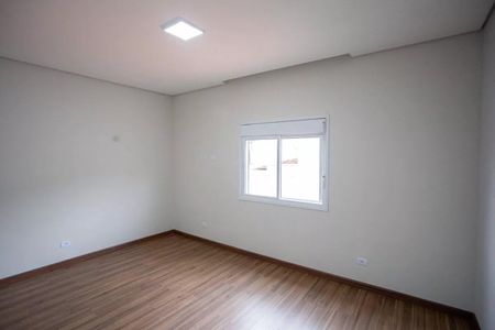 Sala com parede branca, teto branco e piso de madeira, com uma janela pequena e iluminação boa. de casa à venda com 3 quartos, 183m² em Dos Casa, São Bernardo do Campo