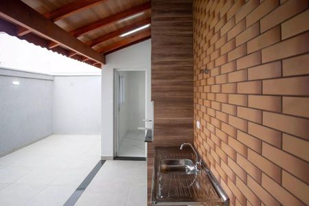 Casa à venda com 183m², 3 quartos e 4 vagasCasa com cozinha moderna e iluminada, com piso de porcelanato e bancada de granito.