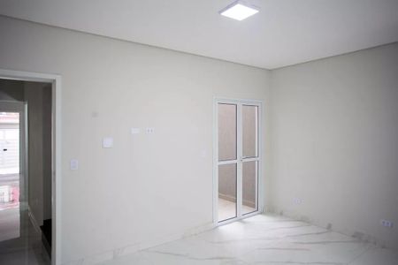 Casa à venda com 183m², 3 quartos e 4 vagasSala com paredes brancas, piso de porcelanato e iluminação natural e artificial.