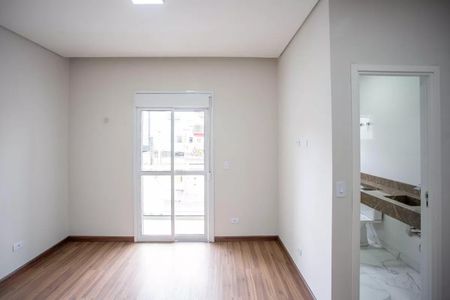 Casa à venda com 183m², 3 quartos e 4 vagasQuarto com piso de madeira e porta de vidro, com vista para a rua.