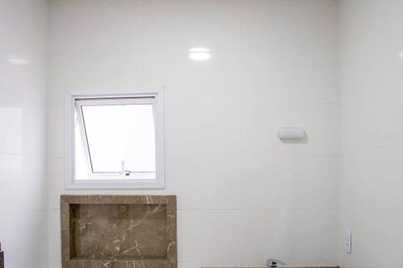 Casa à venda com 183m², 3 quartos e 4 vagasBanheiro com piso de porcelanato e parede branca, com uma janela pequena e iluminação boa.