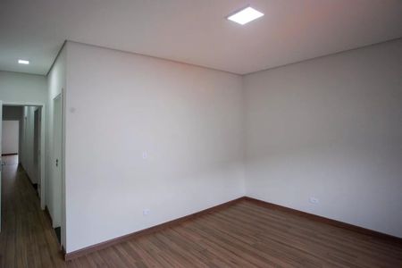 Casa à venda com 183m², 3 quartos e 4 vagasSala com piso de madeira e iluminação adequada, sem móveis ou decoração.