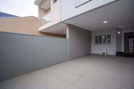Casa à venda com 183m², 3 quartos e 4 vagasPátio com piso de cerâmica e uma cadeira branca, com vista para a fachada da casa.