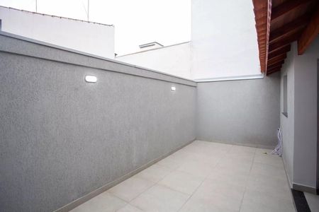 Casa à venda com 183m², 3 quartos e 4 vagasPátio com piso de cerâmica e iluminação adequada.