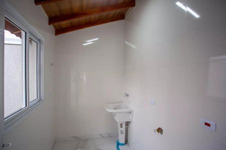 Casa à venda com 183m², 3 quartos e 4 vagasBanheiro com piso de porcelanato e teto de madeira, com uma janela e iluminação natural.