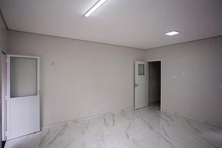 Sala com paredes brancas, piso de porcelanato e iluminação adequada. de casa à venda com 3 quartos, 183m² em Dos Casa, São Bernardo do Campo