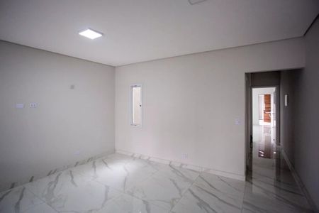 Sala com piso de porcelanato e iluminação adequada, sem móveis ou decoração. de casa à venda com 3 quartos, 183m² em Dos Casa, São Bernardo do Campo