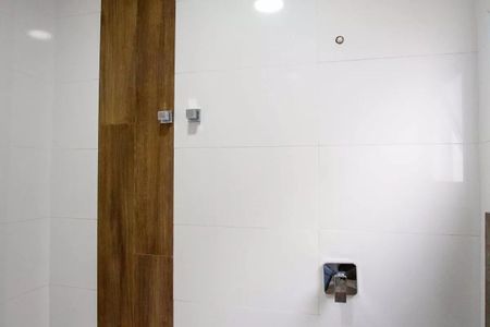 Casa à venda com 183m², 3 quartos e 4 vagasBanheiro com piso de porcelanato e parede de cerâmica branca, com torneira e chuveiro, e iluminação adequada.