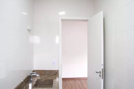 Casa à venda com 183m², 3 quartos e 4 vagasBanheiro com piso de porcelanato e mosaico, com uma porta branca e um vaso sanitário.