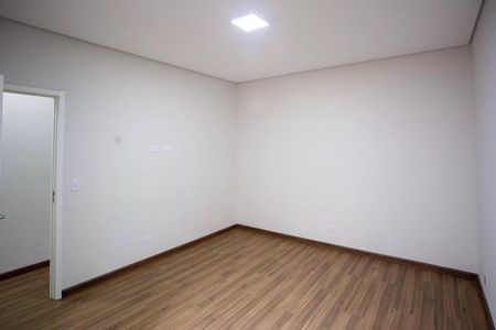 Casa à venda com 183m², 3 quartos e 4 vagasSala com piso de madeira e iluminação natural por janela grande.