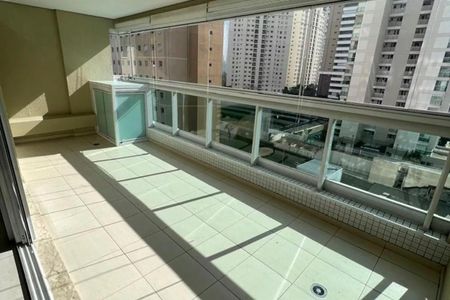 Apartamento à venda com 125m², 3 quartos e 2 vagasVaranda com vista para edifícios residenciais, com piso de porcelanato e janelas grandes, iluminada por luz natural, sem móveis ou decoração.