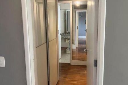 Apartamento à venda com 125m², 3 quartos e 2 vagasBanheiro com piso de porcelanato, pia de granito e espelho duplo.