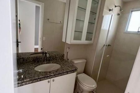 Banheiro com pia e vaso sanitário, com armários e espelho, em um ambiente limpo e bem iluminado. de apartamento à venda com 3 quartos, 125m² em Vila Gertrudes, São Paulo