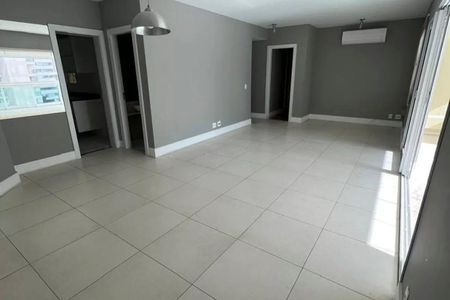 Sala com piso de porcelanato, paredes pintadas de cinza e iluminação adequada. de apartamento à venda com 3 quartos, 125m² em Vila Gertrudes, São Paulo