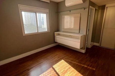 Quarto com móveis brancos e piso de madeira, com uma janela com grades e um ar condicionado. de apartamento à venda com 3 quartos, 125m² em Vila Gertrudes, São Paulo