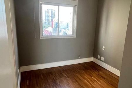 Apartamento à venda com 125m², 3 quartos e 2 vagasParede com janela e vista para edifícios altos, com madeira no chão e iluminação natural.