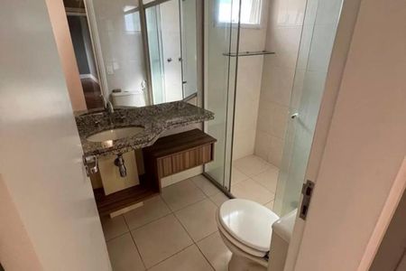 Apartamento à venda com 125m², 3 quartos e 2 vagasBanheiro com piso de porcelanato, pia de granito e chuveiro de vidro.