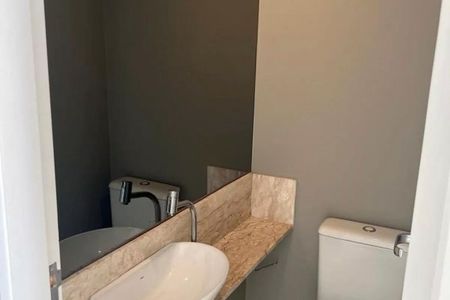 Apartamento à venda com 125m², 3 quartos e 2 vagasBanheiro com pia e vaso sanitário, com piso de porcelanato e bancada de granito.