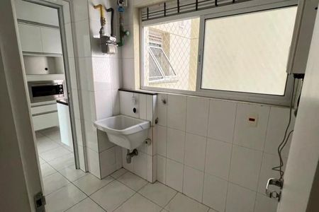 Banheiro com pia e vaso sanitário, com janela e iluminação natural. de apartamento à venda com 3 quartos, 125m² em Vila Gertrudes, São Paulo