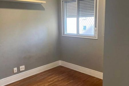 Apartamento à venda com 125m², 3 quartos e 2 vagasQuarto com parede azul e piso de madeira, com uma janela grande e iluminação boa.