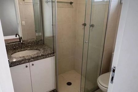 Apartamento à venda com 125m², 3 quartos e 2 vagasBanheiro com pia e chuveiro, com espelho e armários brancos, com piso de porcelanato e pia de granito.