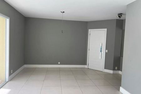 Apartamento à venda com 125m², 3 quartos e 2 vagasSala com paredes cinza e piso de porcelanato, iluminada por lâmpadas suspensas e com uma porta branca no fundo.