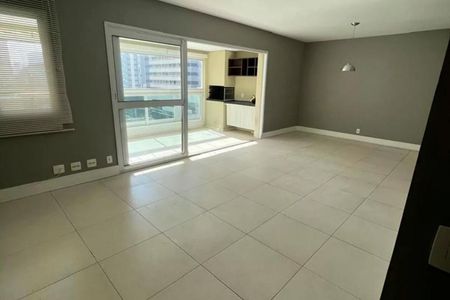 Sala com janelas grandes e iluminação natural, com piso de porcelanato e iluminação adequada. de apartamento à venda com 3 quartos, 125m² em Vila Gertrudes, São Paulo