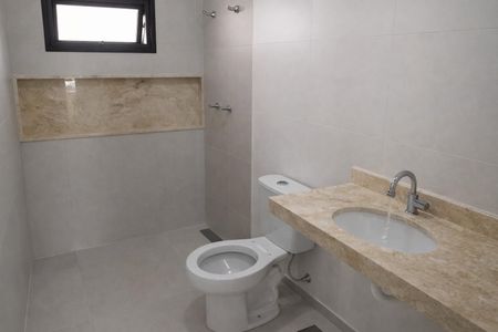 Banheiro com piso de porcelanato, pia e vaso sanitário brancos, e bancada de granito. de apartamento à venda com 3 quartos, 91m² em Bairro das Palmeiras, Campinas