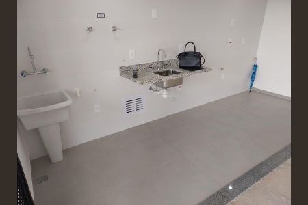 Quarto de serviço com pia, bancada e possivelmente alguns eletrodomésticos. de apartamento à venda com 3 quartos, 91m² em Bairro das Palmeiras, Campinas