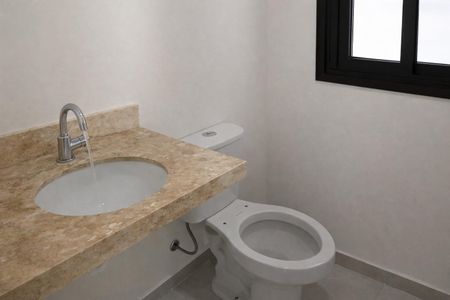 Banheiro com pia e vaso sanitário, com uma janela pequena e iluminação boa. de apartamento à venda com 3 quartos, 91m² em Bairro das Palmeiras, Campinas