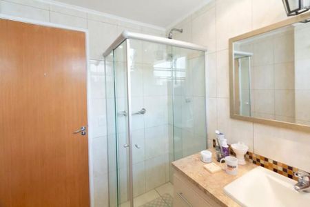 Apartamento à venda com 85m², 2 quartos e sem vagaBanheiro com chuveiro e pia, com teto branco e paredes de azulejos brancos.