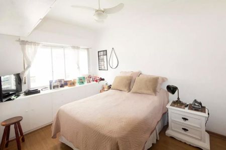 Apartamento à venda com 85m², 2 quartos e sem vagaQuarto com cama, TV e mesa de cabeceira, com iluminação natural e boa qualidade.