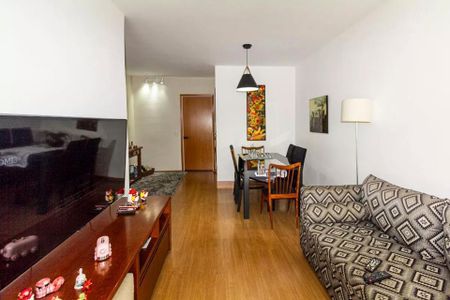 Apartamento à venda com 85m², 2 quartos e sem vagaSala com mesa de jantar, sofá e TV, com iluminação adequada e decoração simples.