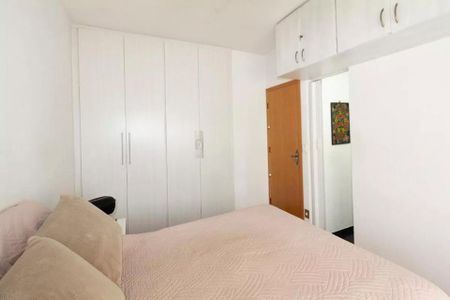 Apartamento à venda com 85m², 2 quartos e sem vagaQuarto com cama, armários e porta de madeira, com iluminação natural e decoração simples.