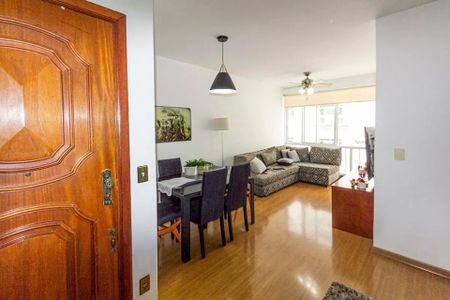 Apartamento à venda com 85m², 2 quartos e sem vagaSala com mesa de jantar, sofá e TV, com vista para a varanda.