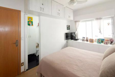 Apartamento à venda com 85m², 2 quartos e sem vagaQuarto simples com cama e TV, com uma janela grande e iluminado por luz natural.