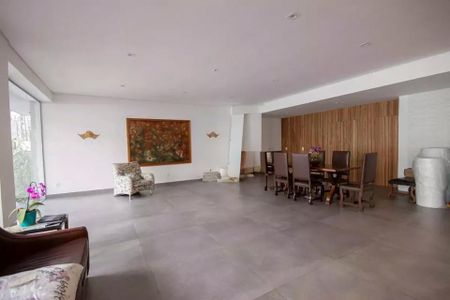 Apartamento à venda com 85m², 2 quartos e sem vagaSala com móveis e decoração simples, com uma pintura em estilo naturalista na parede.