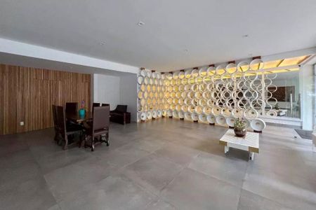 Apartamento à venda com 85m², 2 quartos e sem vagaSala com mesa e cadeiras, parede com decoração de cerâmica e piso de porcelanato.