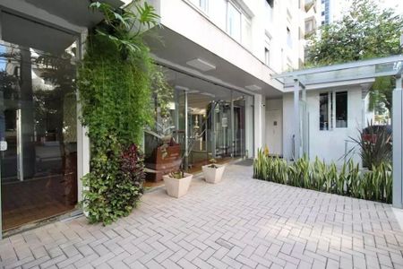 Apartamento à venda com 85m², 2 quartos e sem vagaPátio com piso de pedra e plantas ao redor, com vista para o prédio ao fundo.