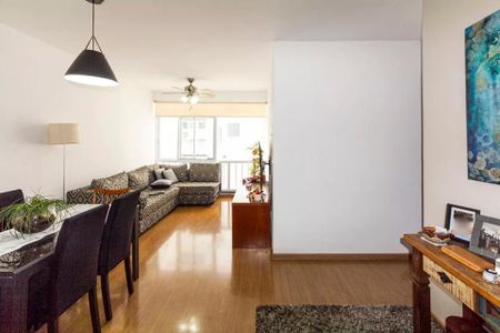 Apartamento à venda com 85m², 2 quartos e sem vagaSala com sofá, mesa e cadeiras, iluminação adequada, com vista para a varanda.