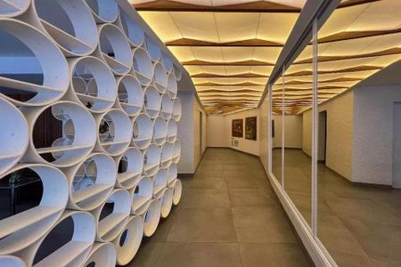 Apartamento à venda com 85m², 2 quartos e sem vagaParede com prateleiras de design moderno e iluminação sofisticada.