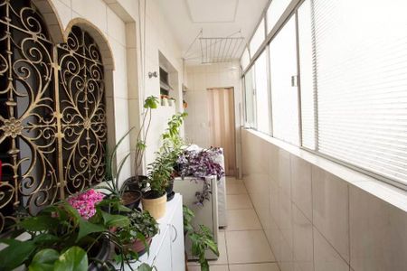 Apartamento à venda com 85m², 2 quartos e sem vagaPátio com plantas e janelas grandes, iluminado por luz natural, com piso de cerâmica e móveis brancos.