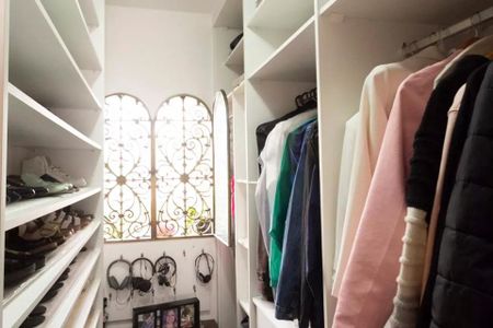 Apartamento à venda com 85m², 2 quartos e sem vagaCloset com armários e prateleiras, com vista para a rua, com iluminação natural e organização básica.