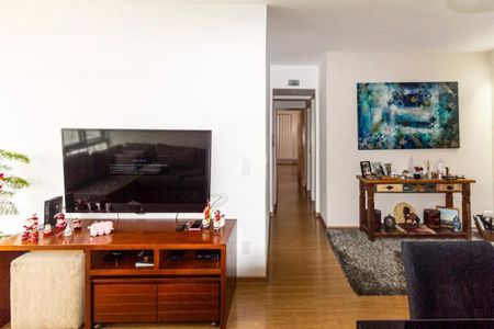 Apartamento à venda com 85m², 2 quartos e sem vagaTelevisão de tela plana e TV de som em uma sala com móveis de madeira e uma pintura na parede.