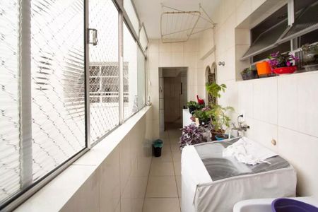 Apartamento à venda com 85m², 2 quartos e sem vagaVaranda com lavanderia e janela grande, com vista para a rua.
