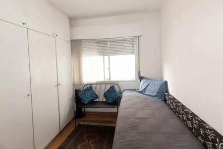 Apartamento à venda com 85m², 2 quartos e sem vagaQuarto com cama simples, móveis brancos e janela com persianas de madeira.