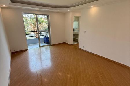 Espaço de varanda com vista para o jardim, com mobiliário simples e iluminação natural. de apartamento à venda com 3 quartos, 71m² em Assunção, São Bernardo do Campo