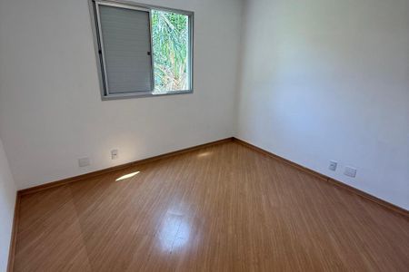 Quarto com piso de madeira e janela com vista para o jardim. de apartamento à venda com 3 quartos, 71m² em Assunção, São Bernardo do Campo